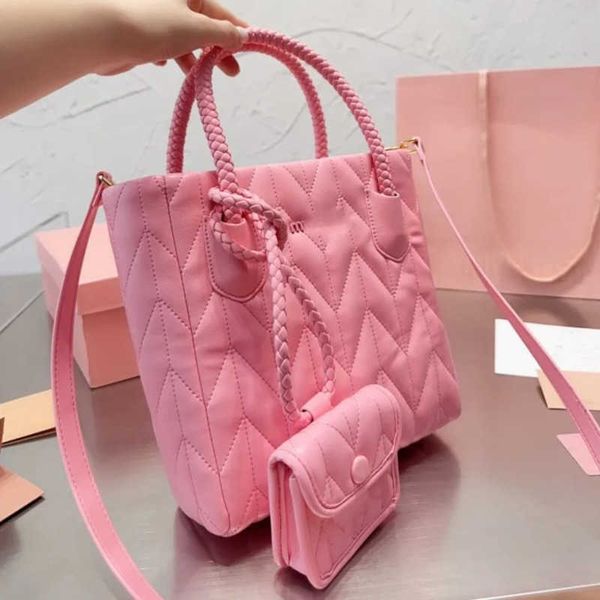 luxury designer handbags wander matelasse totes pink wallet miu underarm tote fashion basket women bags leisure shoulder with small wallet
luxury designer handbags wander matelasse totes pink wallet miu underarm tote fashion basket women bags leisure shoulder with small wallet