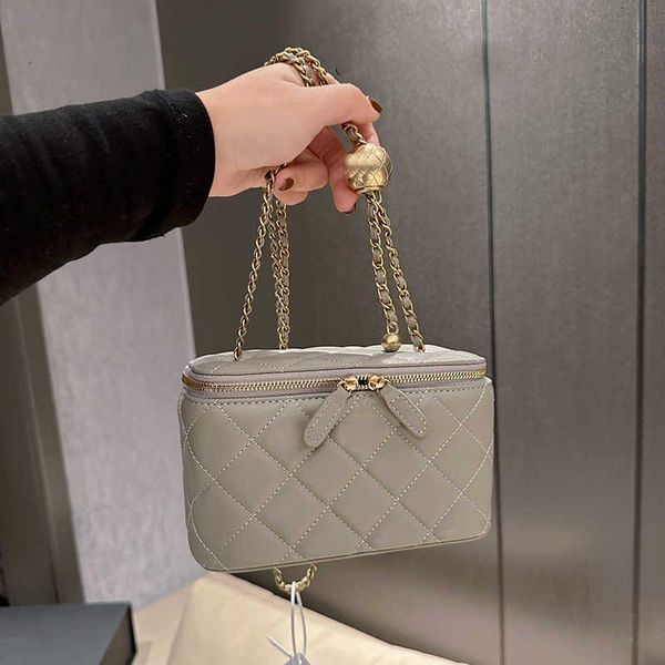 women golden globe classic trunk cosmetic bag luxury leather quilted versatile designer bag mini suitcases trend coin purse portable bolso c
women golden globe classic trunk cosmetic bag luxury leather quilted versatile designer bag mini suitcases trend coin purse portable bolso c