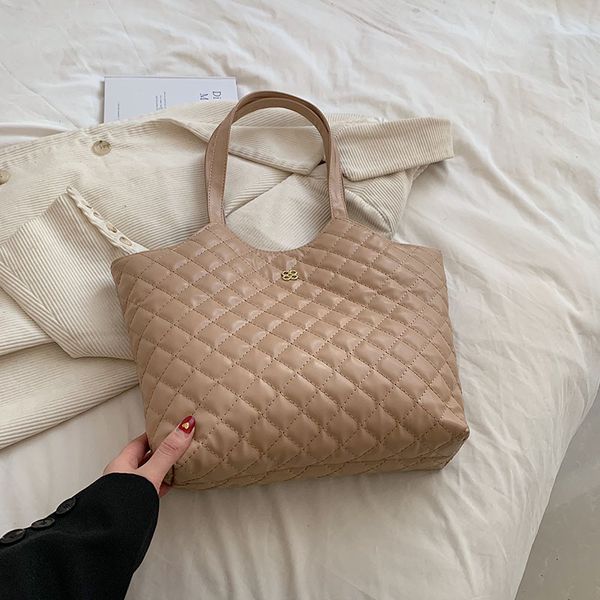 new fashion women's large capacity soft leather shoulder bag retro underarm handbag diamond leather handbag
new fashion women's large capacity soft leather shoulder bag retro underarm handbag diamond leather handbag