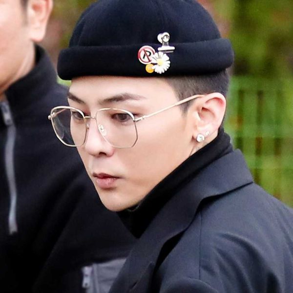 2023 new luxury designer sunglasses quan zhilong ni ni's same g family eyeglass frame female gold silk polygonal anti blue light plain, White;black
2023 new luxury designer sunglasses quan zhilong ni ni's same g family eyeglass frame female gold silk polygonal anti blue light plain, White;black