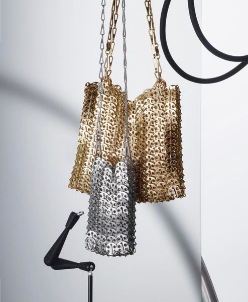 evening bags luxury women designer metal sequins chain woven bag hollow clutch female travel holiday shoulder handbag 230731
evening bags luxury women designer metal sequins chain woven bag hollow clutch female travel holiday shoulder handbag 230731