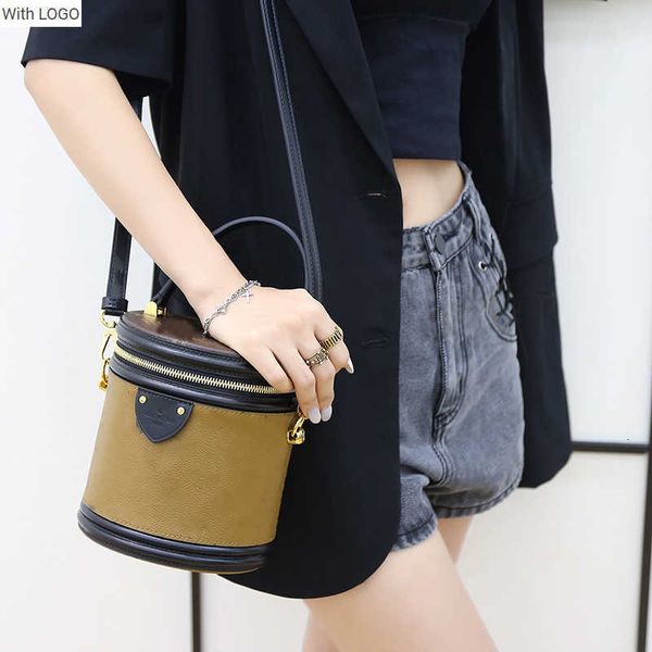 2023 new 9a bag bag designer bag cannes makeup case, this semi-rigid bag brings back the classic glamour handle and detachable leather strap, Black 
2023 new 9a bag bag designer bag cannes makeup case, this semi-rigid bag brings back the classic glamour handle and detachable leather strap, Black