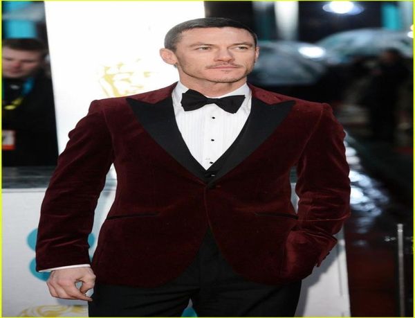 groom tuxedos one button dark red velvet peak lapel groomsmen man suit wedding mens suits jacketpantsvesttie8267609, Black;gray
groom tuxedos one button dark red velvet peak lapel groomsmen man suit wedding mens suits jacketpantsvesttie8267609, Black;gray