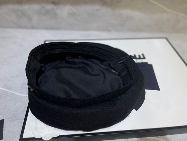 designer berets letter chain beret cap fashion lady outdoor travel bonnet caps luxury beanies black white hats aaa552, Blue;gray
designer berets letter chain beret cap fashion lady outdoor travel bonnet caps luxury beanies black white hats aaa552, Blue;gray