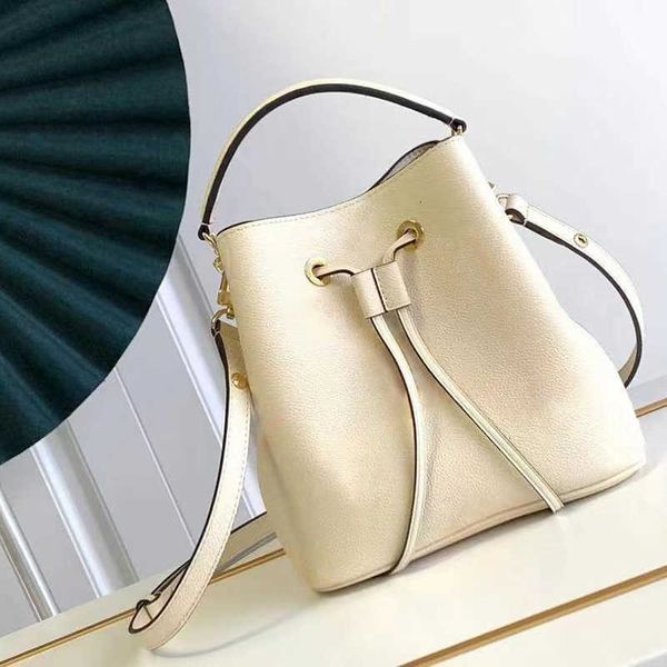 luxury brand drawstring high imitation designer bucket bag neonoe bb real leather lady the large capacity bag m45715 20cm with box zl057
luxury brand drawstring high imitation designer bucket bag neonoe bb real leather lady the large capacity bag m45715 20cm with box zl057