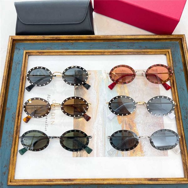 2023 new luxury designer va family's new fanxiao round frame rivet the same fashion sunglasses trend va2027, White;black
2023 new luxury designer va family's new fanxiao round frame rivet the same fashion sunglasses trend va2027, White;black