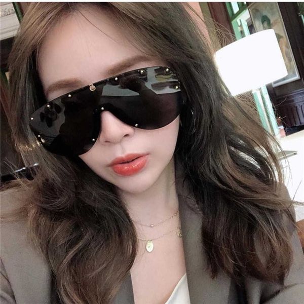 2023 new luxury designer g family's new fashionable personalized rivet eye protection zhou same sunglasses gg0667s, White;black
2023 new luxury designer g family's new fashionable personalized rivet eye protection zhou same sunglasses gg0667s, White;black