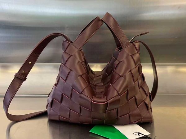 abottegas vneta jodie mini teen intrecciato designer tote original leather bowling ball handmade woven bag simple commuting bag shoulder bag
abottegas vneta jodie mini teen intrecciato designer tote original leather bowling ball handmade woven bag simple commuting bag shoulder bag