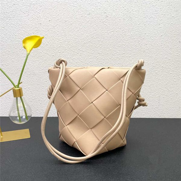 abottegas vneta jodie mini teen intrecciato designer tote mini hand woven crossbody bucket bag calf leather portable shoulder bag women'
abottegas vneta jodie mini teen intrecciato designer tote mini hand woven crossbody bucket bag calf leather portable shoulder bag women'