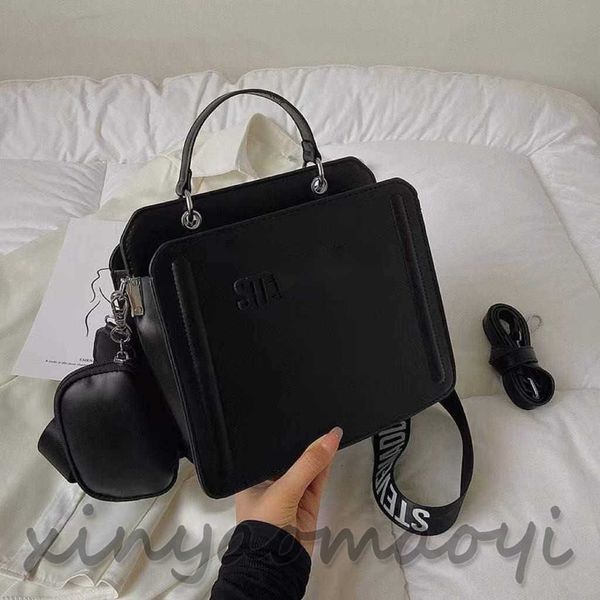 small square bag pu material, niche designer luxury goods, letter printing, fashion all the necessary leisure travel
small square bag pu material, niche designer luxury goods, letter printing, fashion all the necessary leisure travel