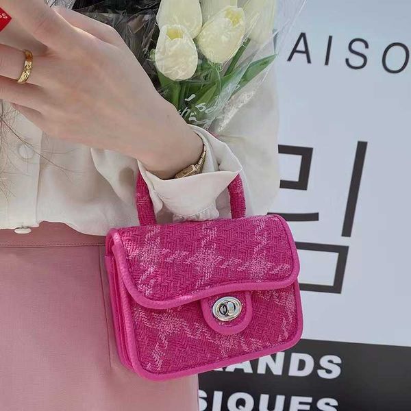 cross body chain carrying small square bag with autumn checkered texture diagonal cross european style one shoulder handbag
cross body chain carrying small square bag with autumn checkered texture diagonal cross european style one shoulder handbag