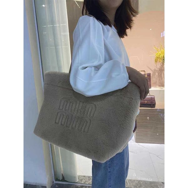 designer bags miui tote plush bag large capacity commuter bag cute shoulder portable plush bag women c0z1
designer bags miui tote plush bag large capacity commuter bag cute shoulder portable plush bag women c0z1