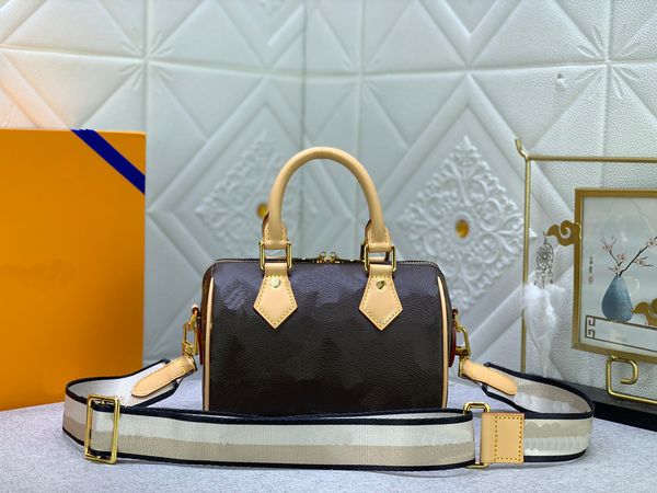 2023 designer luxury shoulder bag canvas and leather trim combined with fabric lining, with leather handle and removable adjustable fabric s
2023 designer luxury shoulder bag canvas and leather trim combined with fabric lining, with leather handle and removable adjustable fabric s