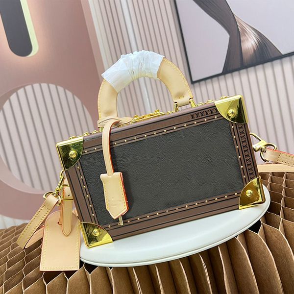 hard box handbag shoulder bag large capacity shopping bag metal buckle genuine leather material letter printed pattern suitcase
hard box handbag shoulder bag large capacity shopping bag metal buckle genuine leather material letter printed pattern suitcase