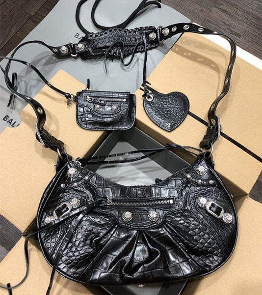 luxurys fashion le cagole motorcycle hobo bag womens purses shoulder half moon crossbody bags genuine leather mens designer clutch tote poch
luxurys fashion le cagole motorcycle hobo bag womens purses shoulder half moon crossbody bags genuine leather mens designer clutch tote poch