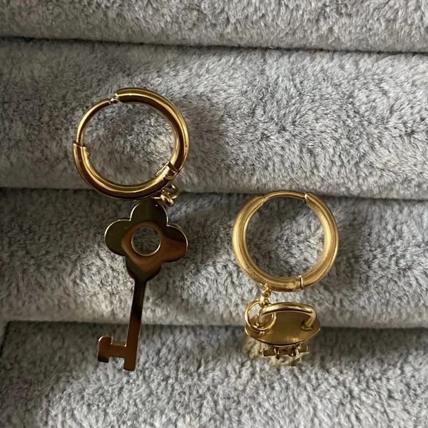easy chic design small lock hoop stud 316l stainless steel 18k yellow gold women letter logo engrave dangle earrings girls wedding jewelry, Golden;silver
easy chic design small lock hoop stud 316l stainless steel 18k yellow gold women letter logo engrave dangle earrings girls wedding jewelry, Golden;silver