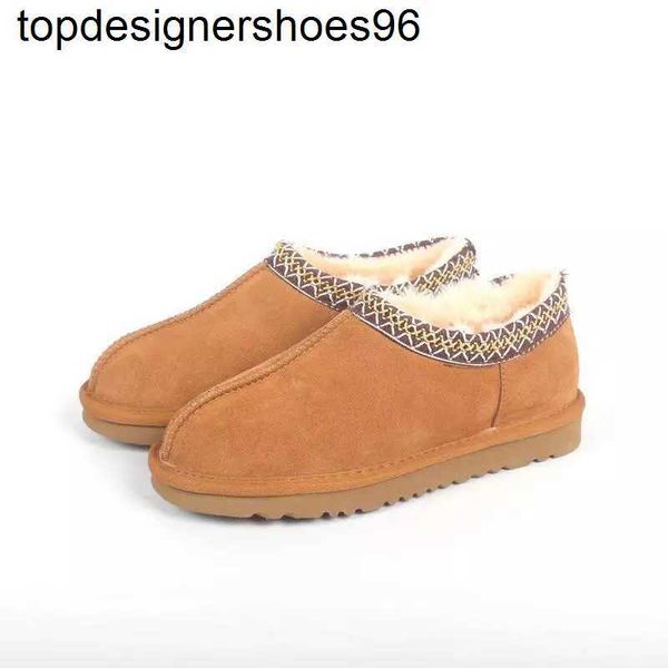 2023 designer tasman platform fashion brand woman winter designers boots shoes chestnut black warm fur slippers indoor mens womens booties
2023 designer tasman platform fashion brand woman winter designers boots shoes chestnut black warm fur slippers indoor mens womens booties