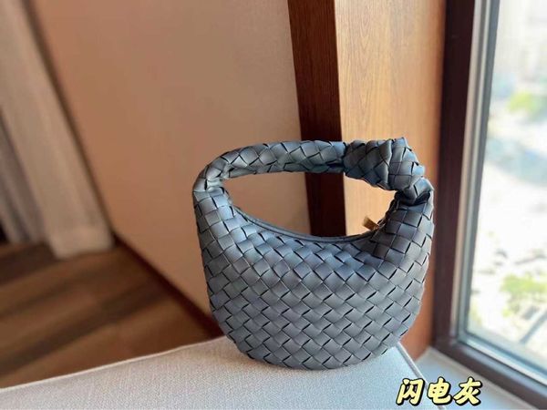 abottegas vneta jodie mini teen intrecciato designer tote autumn winter knitted handbag trend underarm bag simple sheepskin
abottegas vneta jodie mini teen intrecciato designer tote autumn winter knitted handbag trend underarm bag simple sheepskin