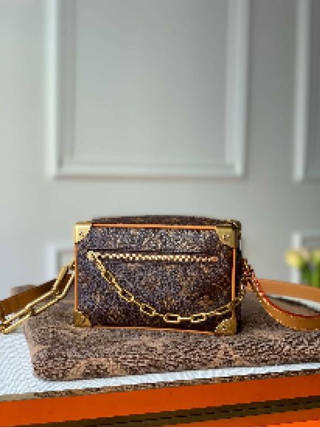 luxury brand designer bags mini soft trunk box chain pack m68906 letter handbags shoulder messenger bag r20w
luxury brand designer bags mini soft trunk box chain pack m68906 letter handbags shoulder messenger bag r20w