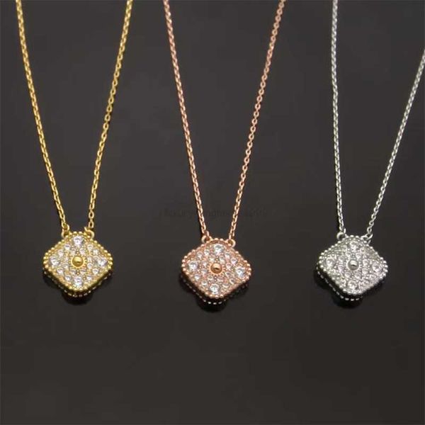 classic 2023 brand crystal pendant necklace high-end luxury diamond women's four-leaf single flower necklace 18k gold-plated high-quali, Silver
classic 2023 brand crystal pendant necklace high-end luxury diamond women's four-leaf single flower necklace 18k gold-plated high-quali, Silver