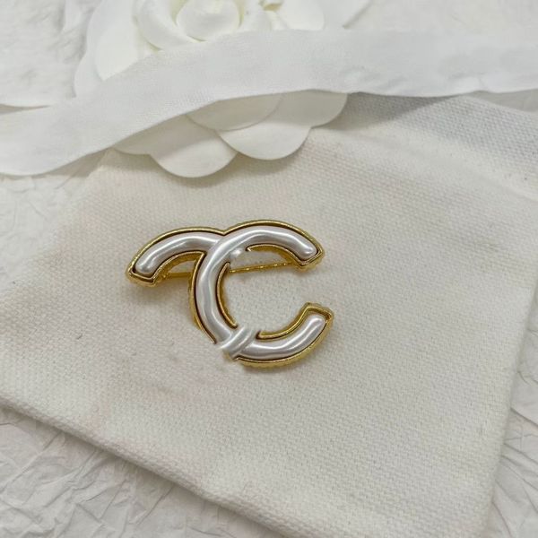 2023 luxury quality charm brooch with white shell beads in 18k gold plated have box stamp ps7458b, Golden
2023 luxury quality charm brooch with white shell beads in 18k gold plated have box stamp ps7458b, Golden