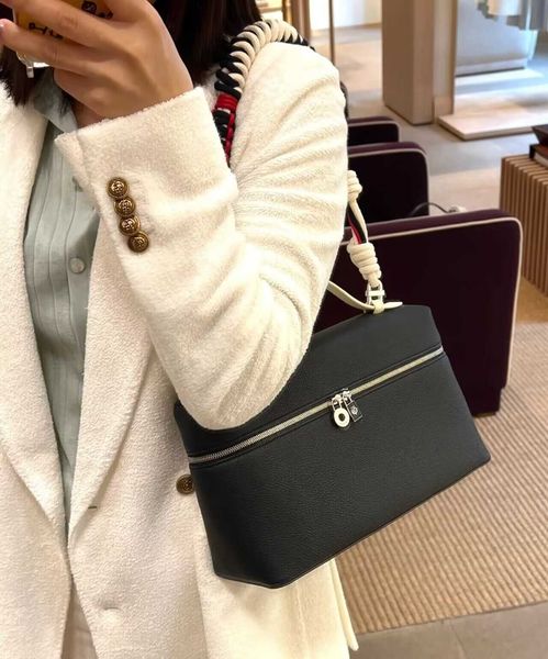 loro piana women solid color handbag casual fashion all-match genuine leather 2023 new ladies temperament diagonal bag 230731
loro piana women solid color handbag casual fashion all-match genuine leather 2023 new ladies temperament diagonal bag 230731
