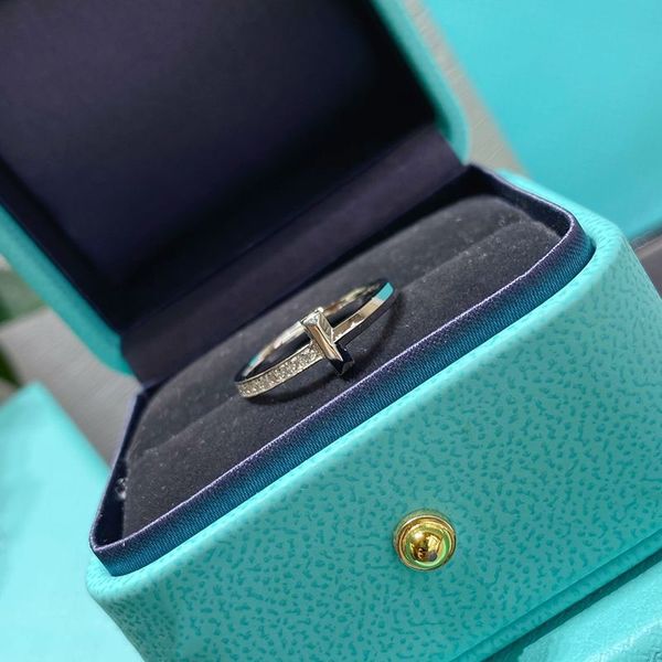 luxurys designers ring fashion trend letters gift silver single row diamond ring simple personality versatile romantic high class feeling li
luxurys designers ring fashion trend letters gift silver single row diamond ring simple personality versatile romantic high class feeling li