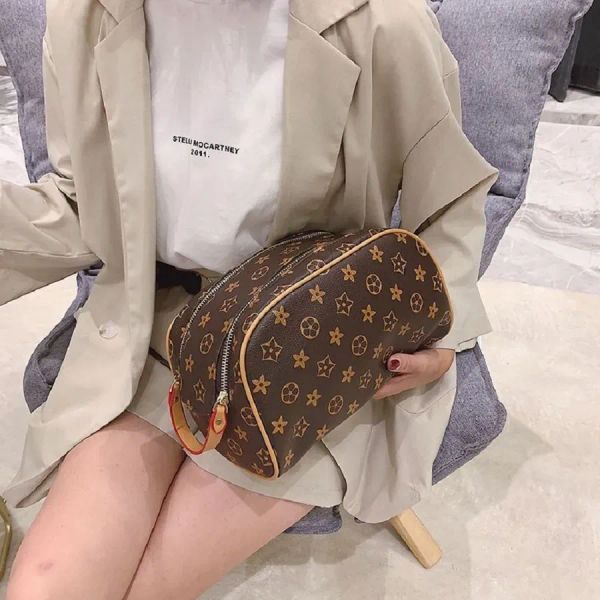 Classic Luxury Designer Double Zipper Men Travelling Toilet Bag Designers Women Wash Large Capacity Cosmetic Bags Toiletry Pouch Makeup Bags, Brown flower
Classic Luxury Designer Double Zipper Men Travelling Toilet Bag Designers Women Wash Large Capacity Cosmetic Bags Toiletry Pouch Makeup Bags, Brown flower