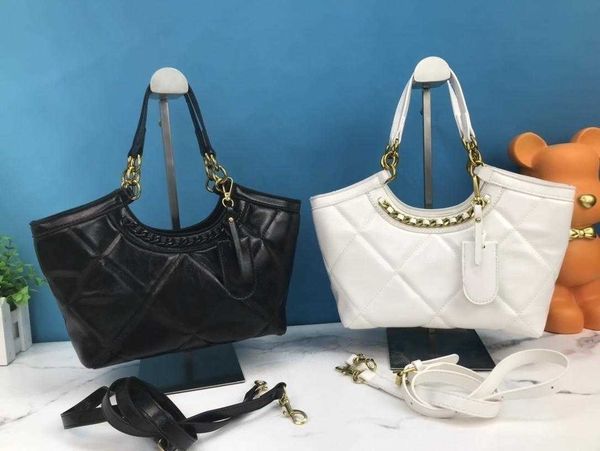 dinner bag baobao women's bag 2023 new simple and fashionable large capacity lingge small fragrance handbag letter bucket
dinner bag baobao women's bag 2023 new simple and fashionable large capacity lingge small fragrance handbag letter bucket