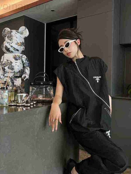 women's two piece pants designer p family 23 spring/summer fashion heavy industry offset printing letter oblique zipper design hooded v, White
women's two piece pants designer p family 23 spring/summer fashion heavy industry offset printing letter oblique zipper design hooded v, White