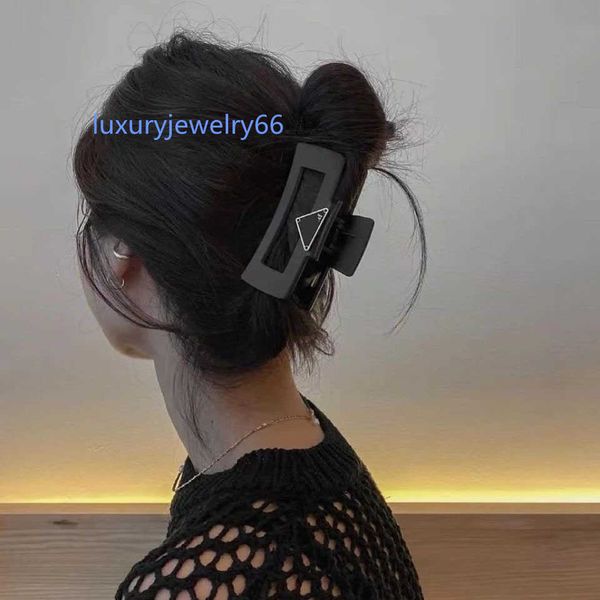 luxury barrettes designer womens girls triangle p-letter hairpin high-quality brand classic versatile leisure hairclips fashion black shark, Golden;silver
luxury barrettes designer womens girls triangle p-letter hairpin high-quality brand classic versatile leisure hairclips fashion black shark, Golden;silver