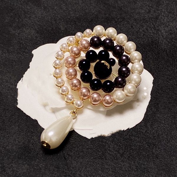 luxury brand designer c letter pins brooches women channel crystal pearl rhinestone cape brooch suit pin ccity wedding party jewelry accesso, Silver
luxury brand designer c letter pins brooches women channel crystal pearl rhinestone cape brooch suit pin ccity wedding party jewelry accesso, Silver