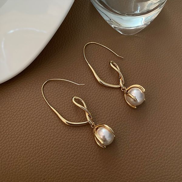 stud fashion ladies vintage imitation pearl pendant earrings modern trend jewelry 230802, Golden;silver
stud fashion ladies vintage imitation pearl pendant earrings modern trend jewelry 230802, Golden;silver