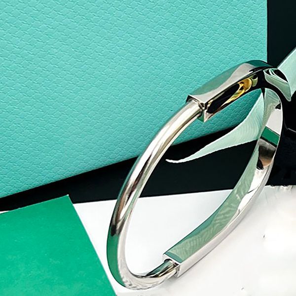 luxurys designer bracelet men and women charm bracelet u-lock brickless bracelets micro-set shiny personality design sense smooth bracelet c, Golden;silver
luxurys designer bracelet men and women charm bracelet u-lock brickless bracelets micro-set shiny personality design sense smooth bracelet c, Golden;silver