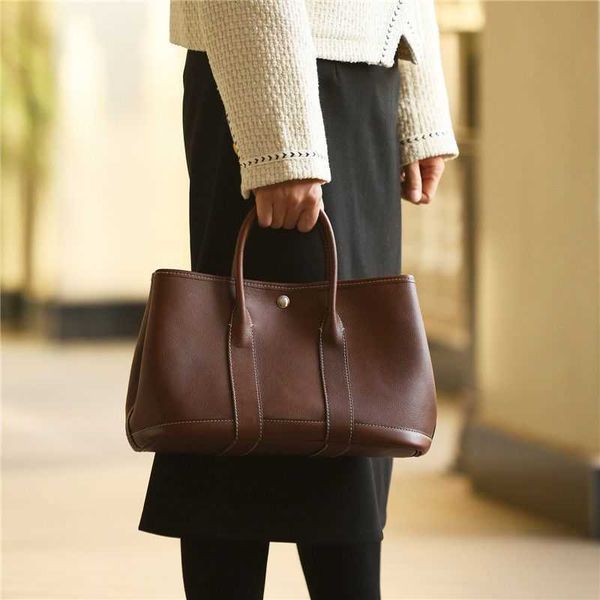 wholesale original party garden home tote bags online shop handmade leather garden bag fashion first layer cowhide handbag commuter simple v
wholesale original party garden home tote bags online shop handmade leather garden bag fashion first layer cowhide handbag commuter simple v
