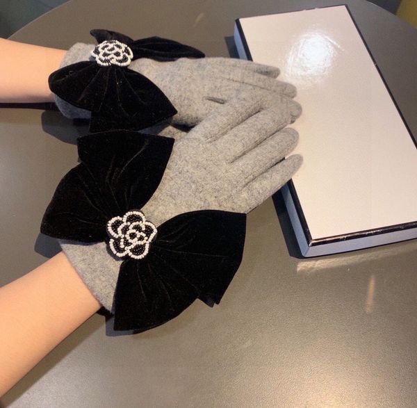 womens gloves lazy rabbit wool fashion gloves autumn and winter warm camellia bow with velvet comfortable soft all-in-one gloves kurt geiger, Blue;gray
womens gloves lazy rabbit wool fashion gloves autumn and winter warm camellia bow with velvet comfortable soft all-in-one gloves kurt geiger, Blue;gray