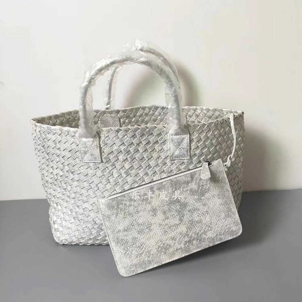 abottegas tote bag vneta jodie mini teen intrecciato designer snake pattern woven bag handmade large beach bag one shoulder handbag high-end
abottegas tote bag vneta jodie mini teen intrecciato designer snake pattern woven bag handmade large beach bag one shoulder handbag high-end