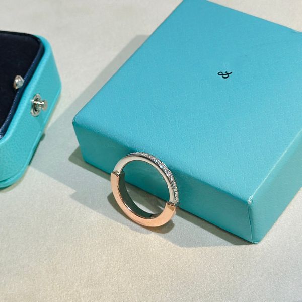 luxurys designer ring for women colour separation fashion and exquisite u-lock love rings trend band simple two-coloured personality style j, Silver
luxurys designer ring for women colour separation fashion and exquisite u-lock love rings trend band simple two-coloured personality style j, Silver