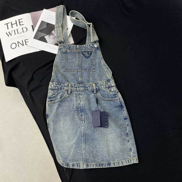 2023 summer new high style casual versatile metal triangle old denim strap skirt, Black;gray
2023 summer new high style casual versatile metal triangle old denim strap skirt, Black;gray