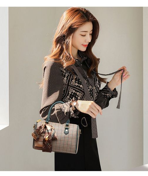 luxury handbag designer shoulder bag for women crossbody bags retro fashion lady mommy totes damier flower letter large capacity street shop
luxury handbag designer shoulder bag for women crossbody bags retro fashion lady mommy totes damier flower letter large capacity street shop