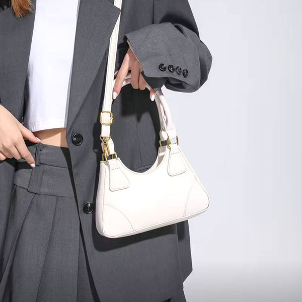 new fashion trend candy color shoulder bag casual personality foreign style handbag female pu soft simple female bag
new fashion trend candy color shoulder bag casual personality foreign style handbag female pu soft simple female bag