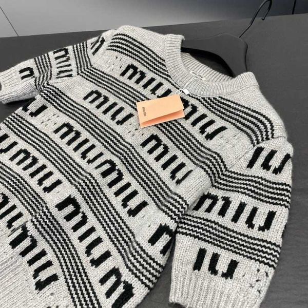 miu22 autumn/winter new round neck sweater with vibrant stripe embossed pattern jumps over this style of round neck sweater, White;black
miu22 autumn/winter new round neck sweater with vibrant stripe embossed pattern jumps over this style of round neck sweater, White;black