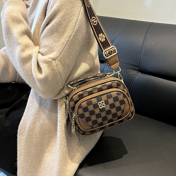 Factory wholesale ladies shoulder bag 2 small and thick printed leather handbags this year's popular plaid handbag multifunctional zipper fashion backpack 500#, Brown
Factory wholesale ladies shoulder bag 2 small and thick printed leather handbags this year's popular plaid handbag multifunctional zipper fashion backpack 500#, Brown