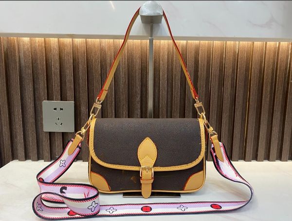 designer bags shoulder bag totes real leather luxury old flower diane baguette handbag large-capacity canvas strap embossed letters colorful
designer bags shoulder bag totes real leather luxury old flower diane baguette handbag large-capacity canvas strap embossed letters colorful
