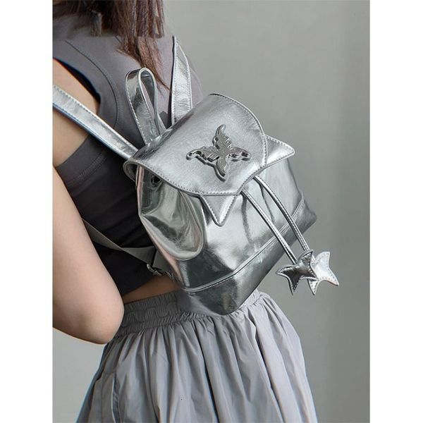 school bags fashion design pu y2k backpacks all match trendy silver school bag for women cool subculture butterfly pack bolsas 230803
school bags fashion design pu y2k backpacks all match trendy silver school bag for women cool subculture butterfly pack bolsas 230803