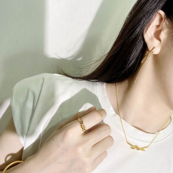 2023 lovely cute long gold thin stainless steel chain twist strip design women necklace bracelet earrings ring suit with dust bag and box, Black
2023 lovely cute long gold thin stainless steel chain twist strip design women necklace bracelet earrings ring suit with dust bag and box, Black