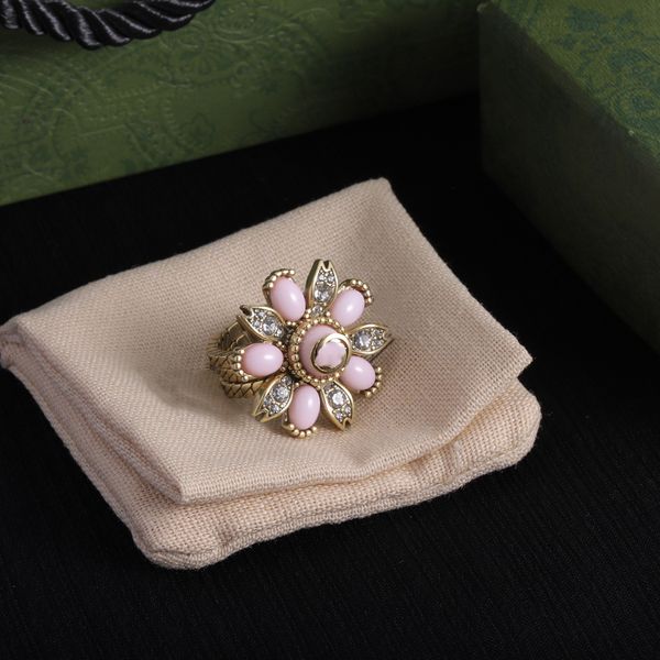 designer ring golden flower pattern 3-in-1 ring split ring luxury rings pink pearl fashion womens jewelry men shining gift letter with box, Golden;silver
designer ring golden flower pattern 3-in-1 ring split ring luxury rings pink pearl fashion womens jewelry men shining gift letter with box, Golden;silver