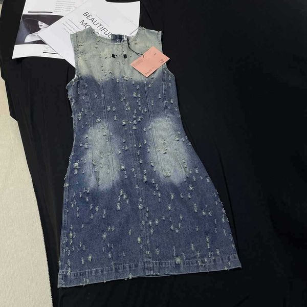 summer new sweet and spicy style age reducing worn out hole sticking waist closing wash water denim dress, Black;gray
summer new sweet and spicy style age reducing worn out hole sticking waist closing wash water denim dress, Black;gray