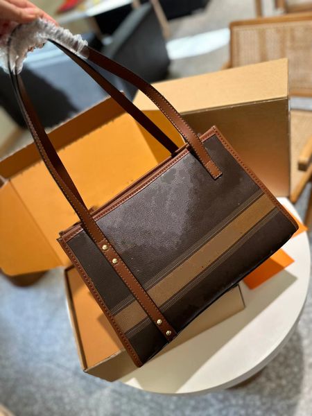 popular fashion designerswomen's luxury goodsstrong retro style incisive linesrich classic designunique charmpractical messenger bag
popular fashion designerswomen's luxury goodsstrong retro style incisive linesrich classic designunique charmpractical messenger bag