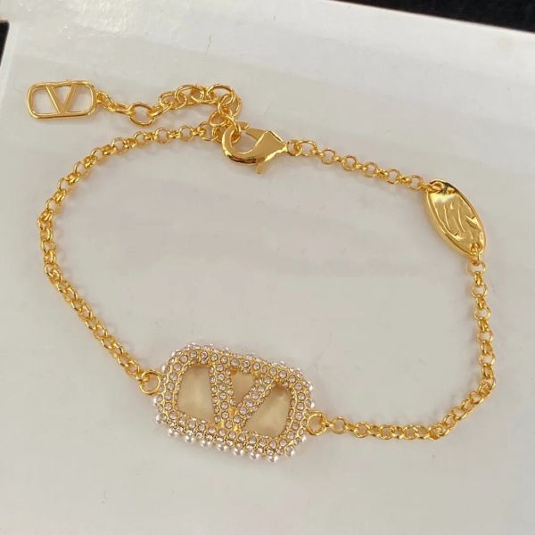 2023 - women's necklace earrings bracelet ring designer luxury gold heart-shaped pearl crystal gold double v letter 925s silver jewelry
2023 - women's necklace earrings bracelet ring designer luxury gold heart-shaped pearl crystal gold double v letter 925s silver jewelry